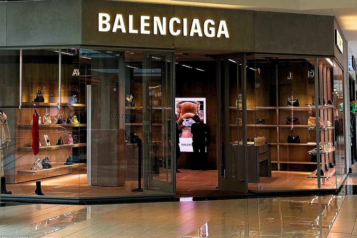 Vitrine de boutique de prêt-à-porter avec silhouettes de mode féminine à Bordeaux